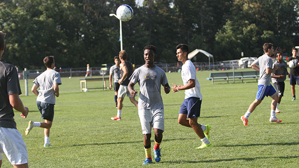 Sophomore midfielder Aziz Farouk controls the ball during the men’s soccer team’s practice on Sept. 5 at the Bombers’ practice turf. Farouk played in 11 games for the Blue and Gold last season. 