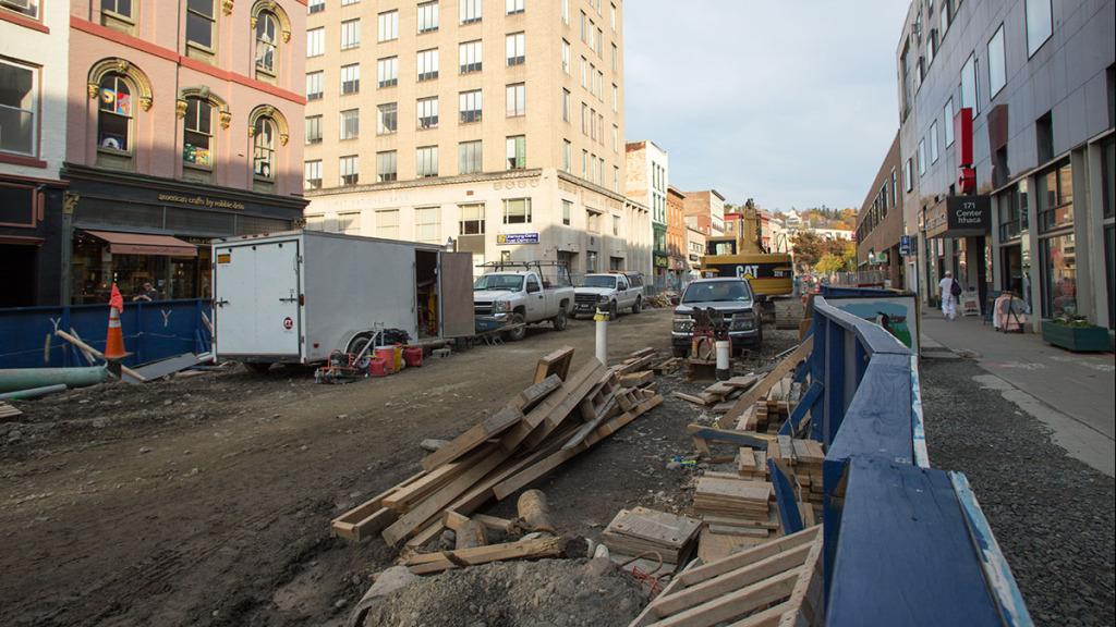 Reconstruction+of+The+Commons+in+downtown+Ithaca+began+spring+2013+and+was+scheduled+to+finish+on+Nov.+21%2C+but+has+been+delayed+until+summer+2015.+The+delay+has+hurt+some+local+businesses.