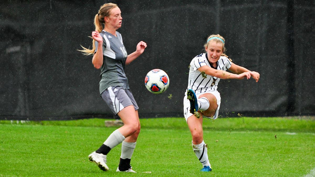 Women’s soccer defeats Houghton 1–0 in double-overtime