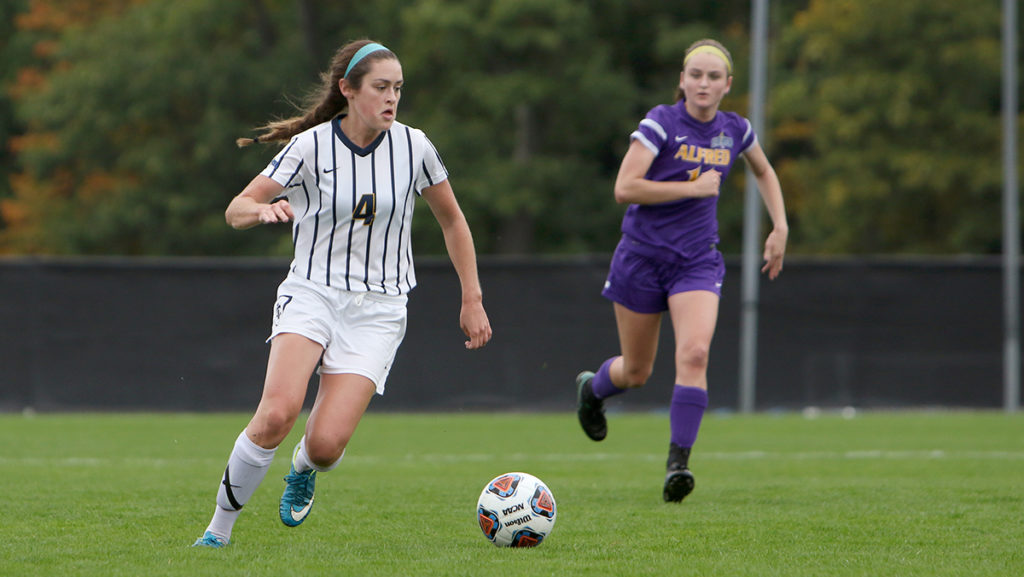 Senior Jocelyn Ravesi looks for a pass in the Bombers game against Alfred University on Oct. 8. The Bombers won 5–0.
