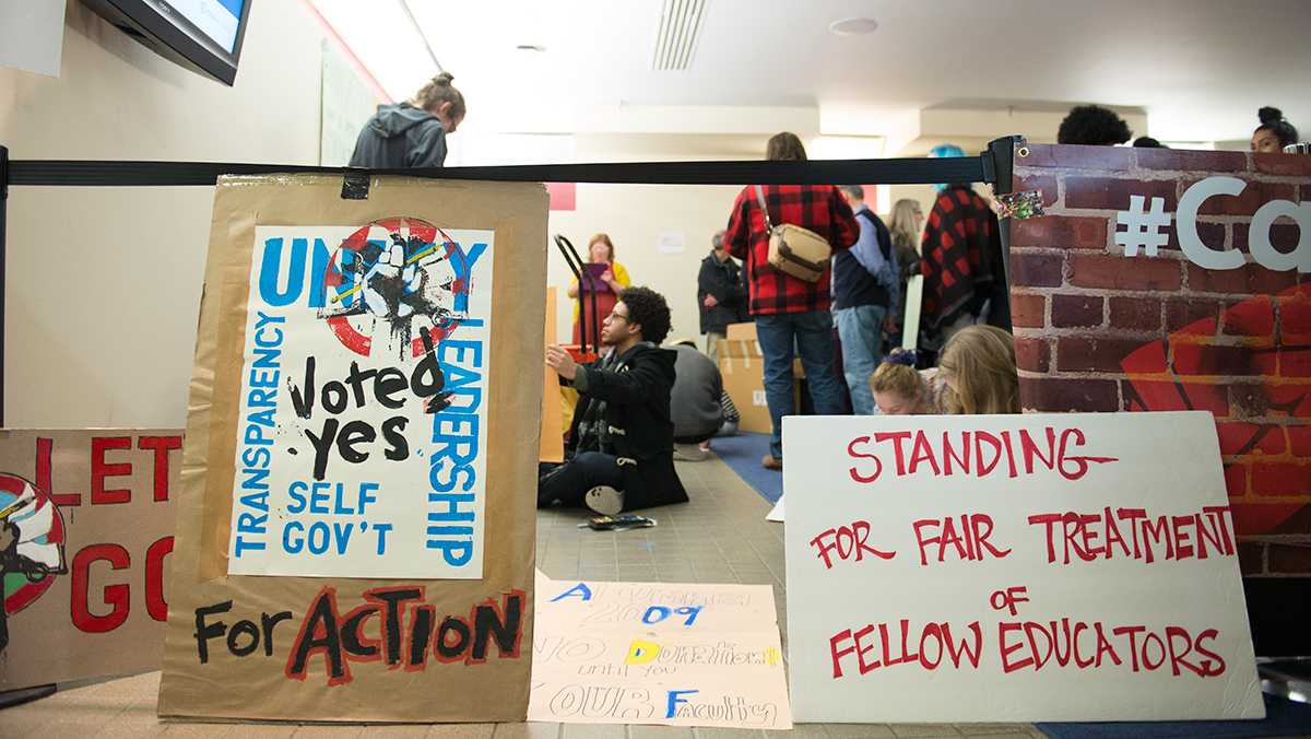 Contingent faculty wage silent protest at Board of Trustees dinner