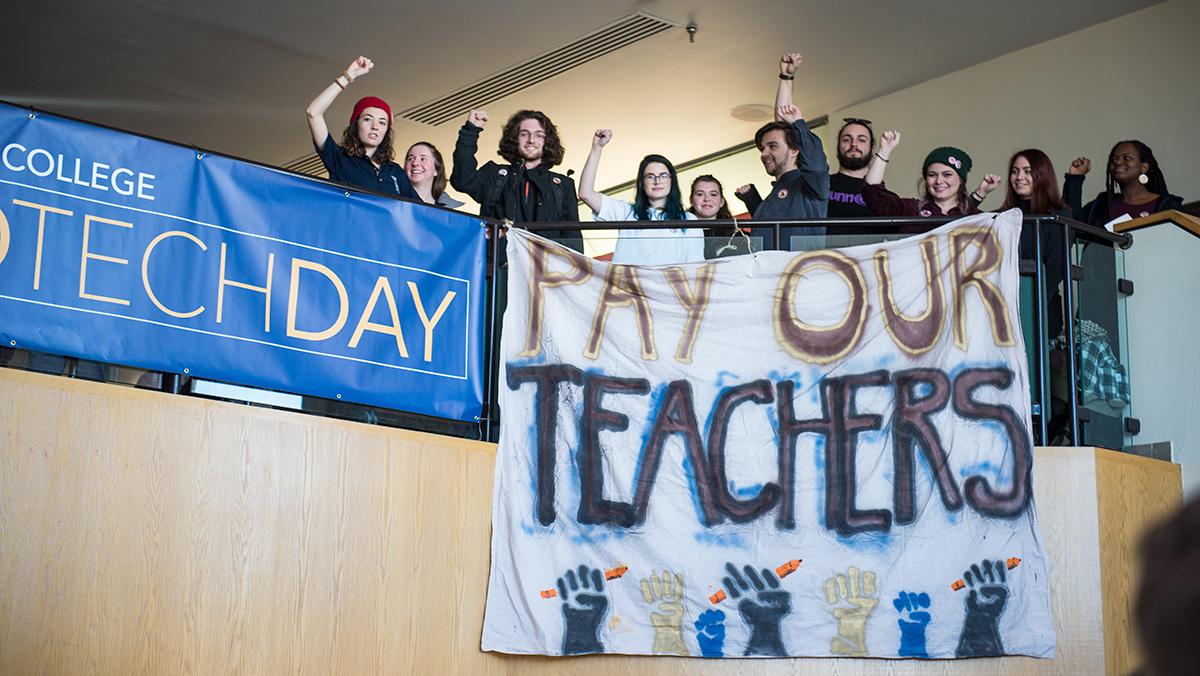 Students for Labor Action hang banner in support of union