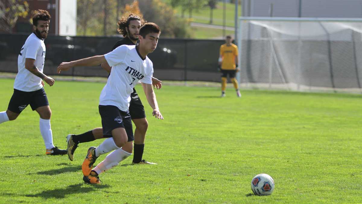Men’s soccer shuts out Bard College 5–0 at Carp Wood