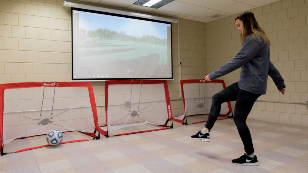Junior Jaclyn Morgan helps demonstrate the new Neurotracker software used in the Sport and Exercise  Psychology Laboratory. The software will try to use attentional training to have a helpful impact on athletes.