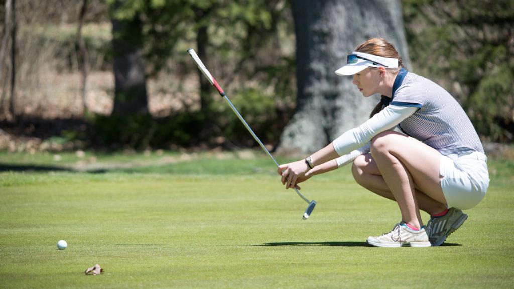 Senior+Indiana+Jones+prepares+for+her+putt+at+the+Ithaca+College+Invitational+on+April+22.