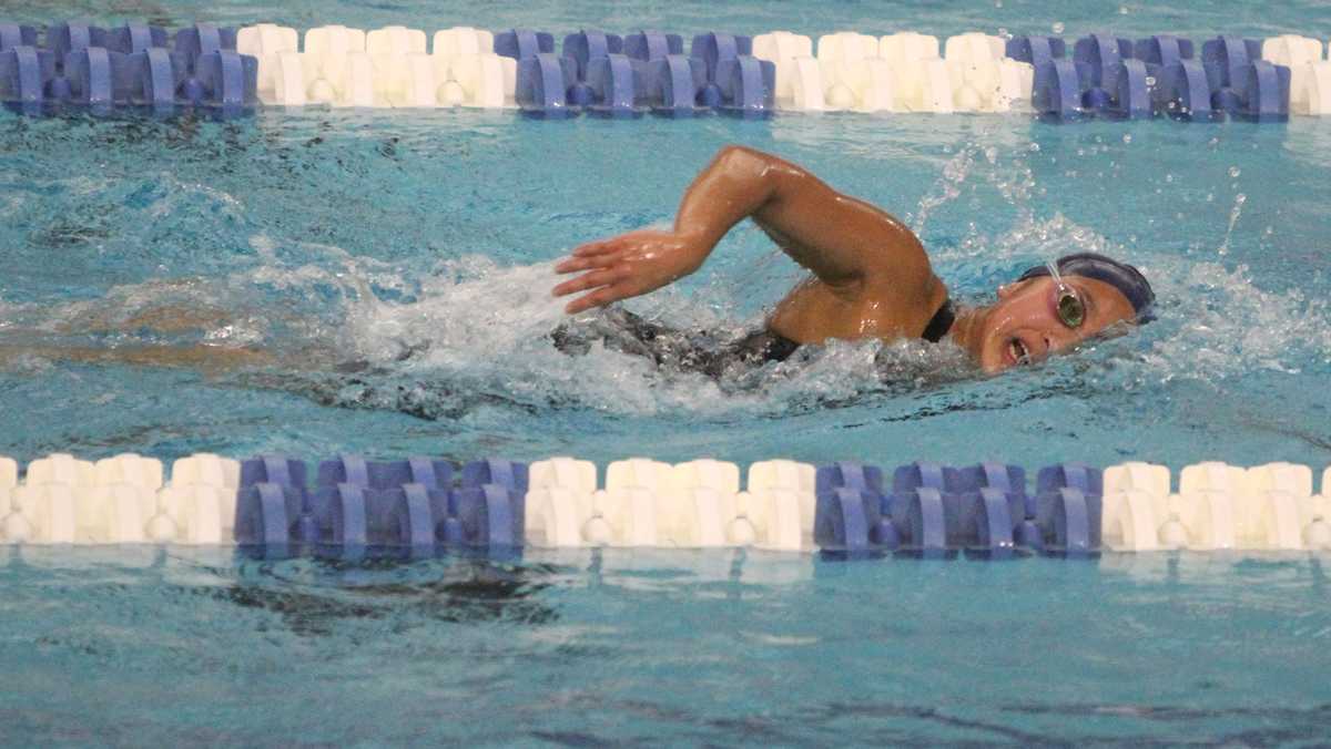 Sophomore breaks record for women’s swimming team
