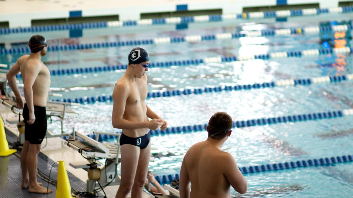 Large freshman class revitalizes men’s swimming and diving