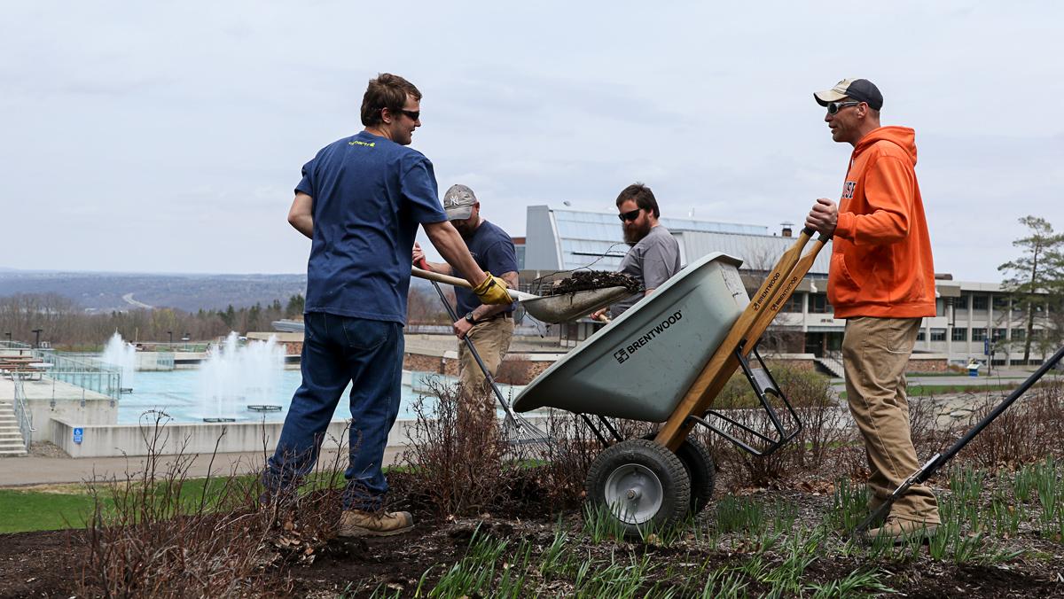 Ithaca College grounds crew adds color to campus