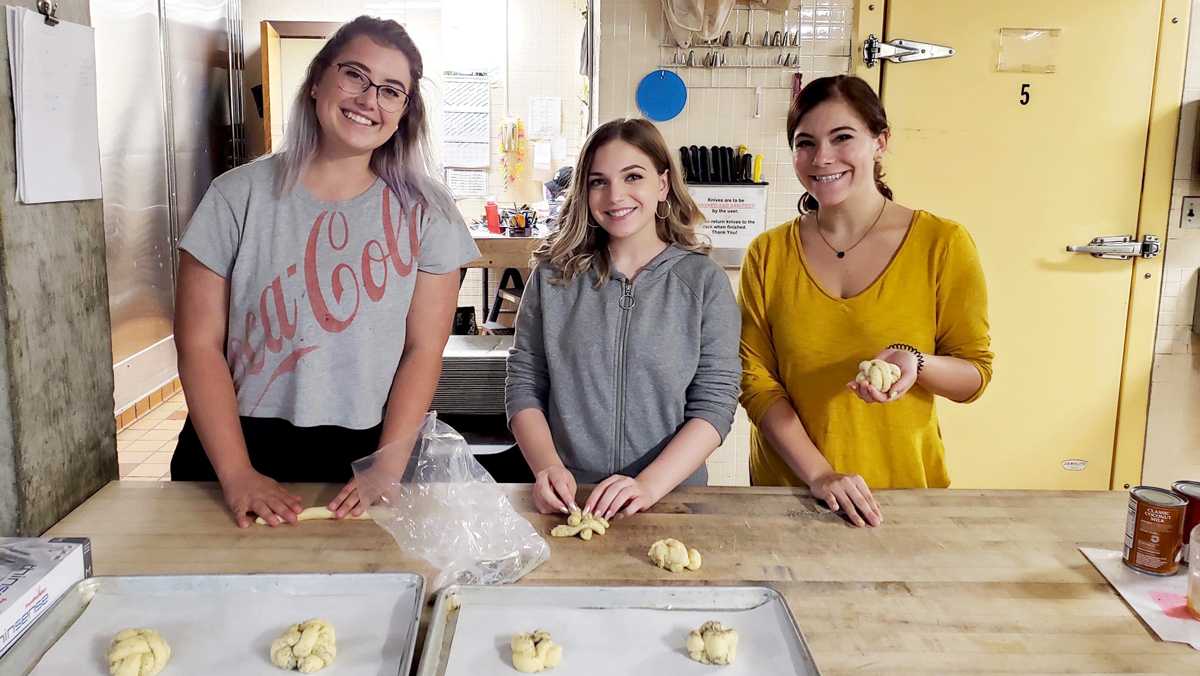 Challah for Hunger bakes bread and takes action against hunger