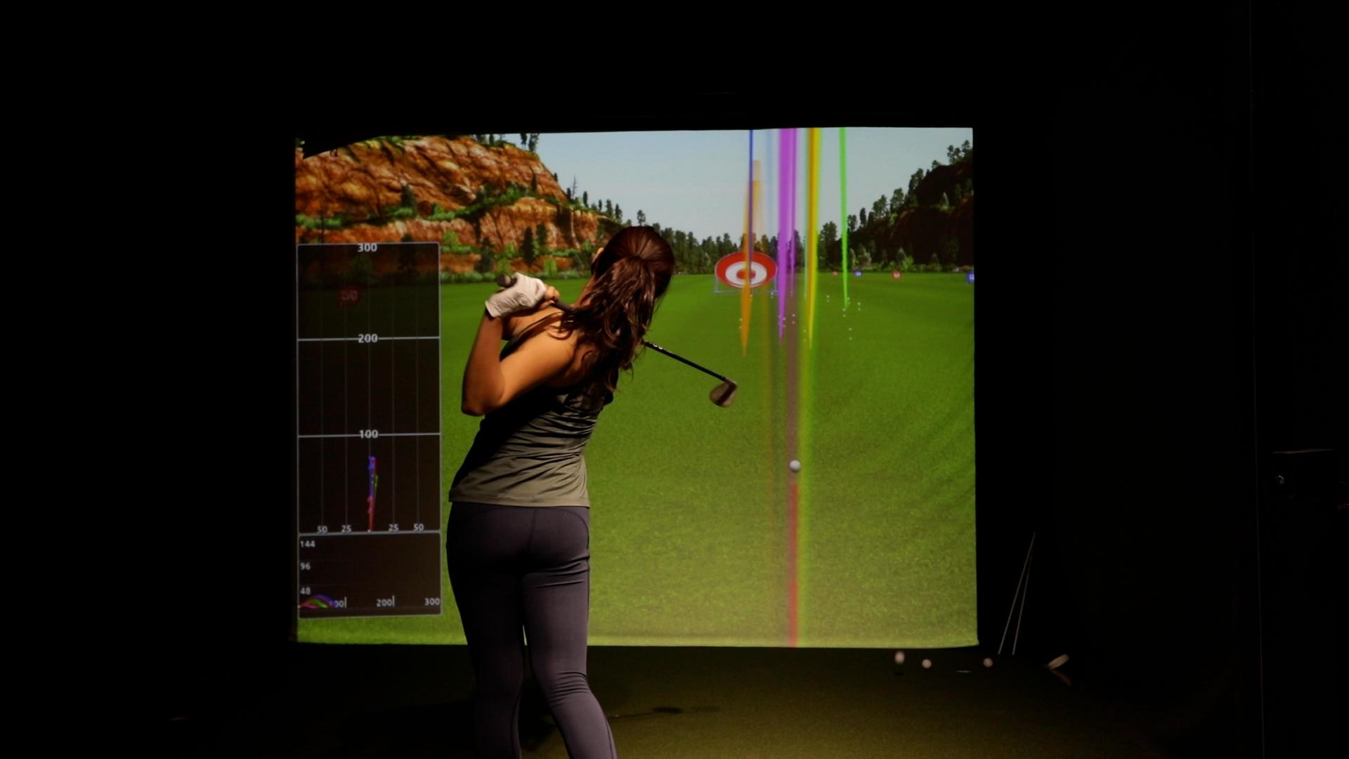 College golf team uses simulator for indoor practice