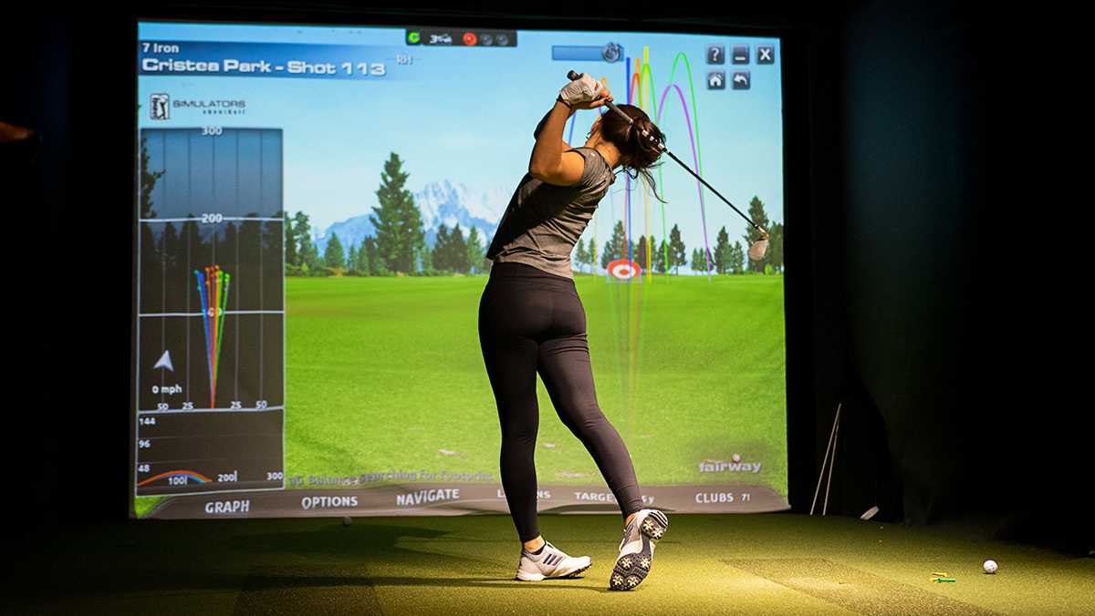 Golf team uses simulator to train during winter months