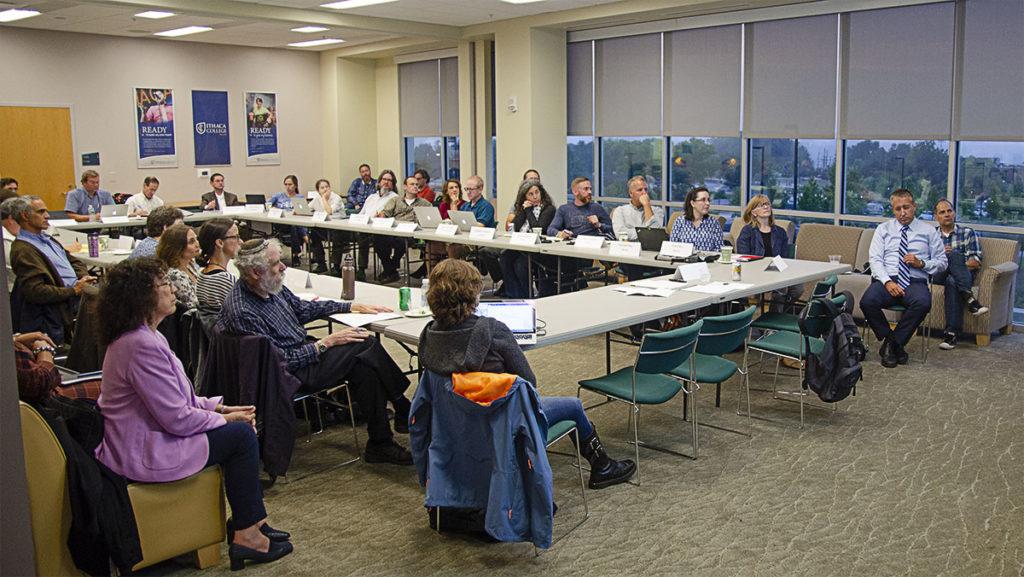  Ithaca College Faculty Council members expressed concern over a potential four-credit schedule grid.
