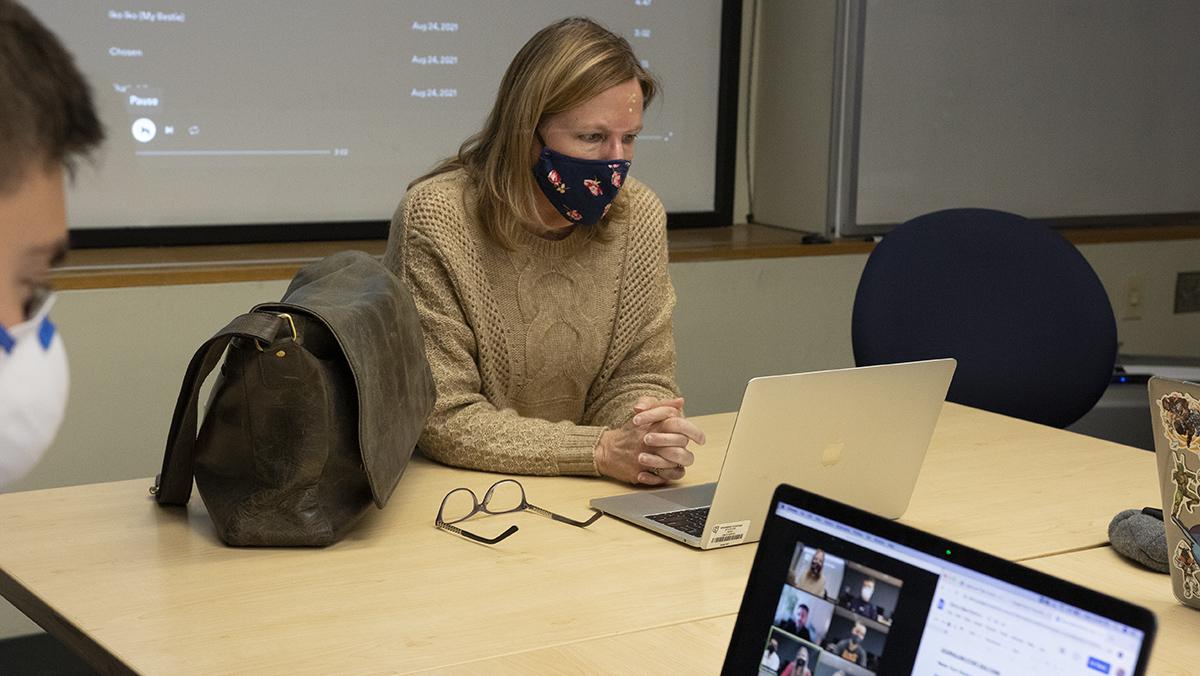 Journalism Innovation course collaborates with IC alum