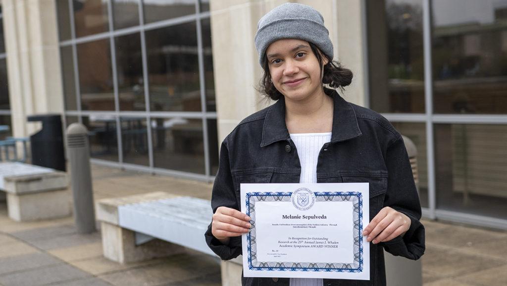 Junior Melanie Sepulveda-Rosado won Best Oral Presentation for her research paper “Fad Fashion: Overconsumption of the Fashion Industry Through Interdisciplinary Thought.” 