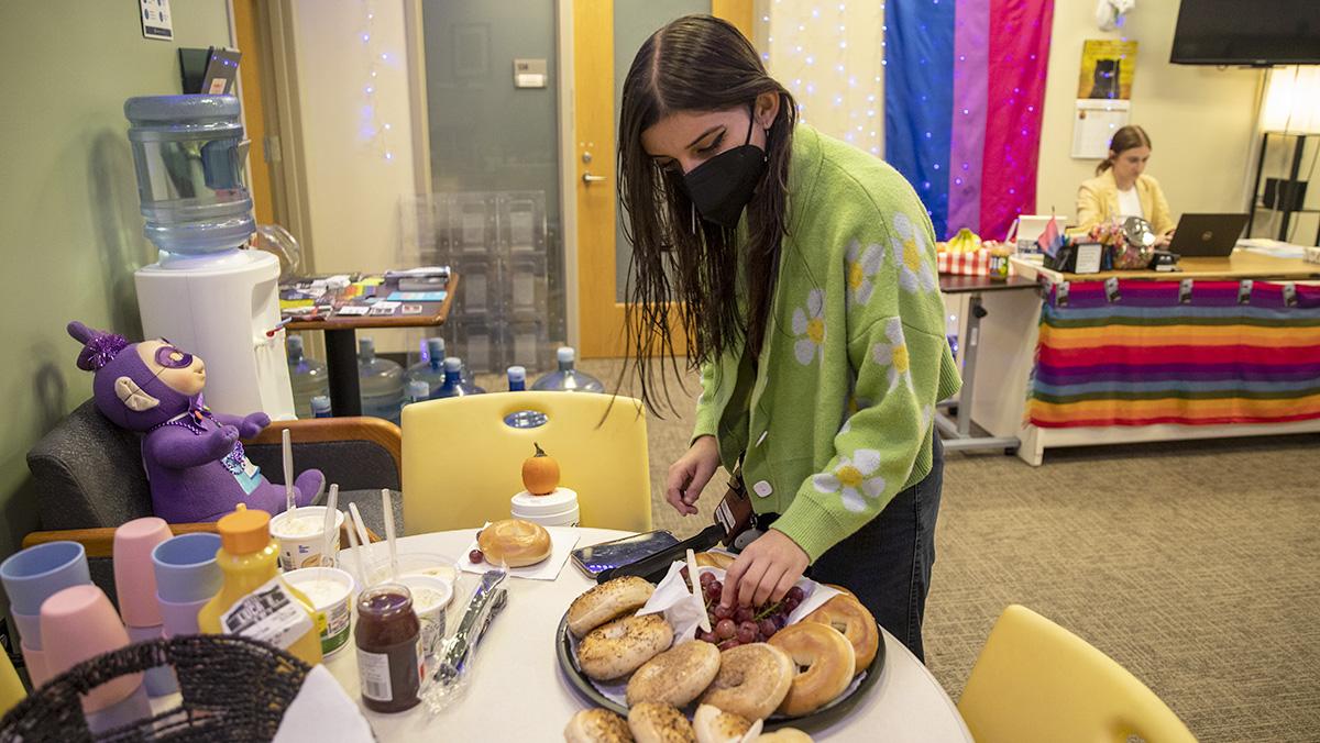 Students celebrate bisexuality with bagel party