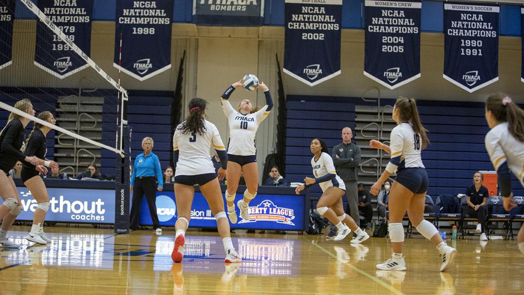 The Ithaca College volleyball team extended its win streak to 11 straight after beating Union College 3–0 Oct. 8.