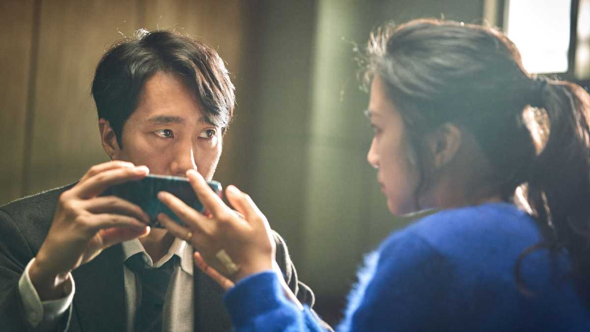 Review: Neo-noir romance draws viewers in close