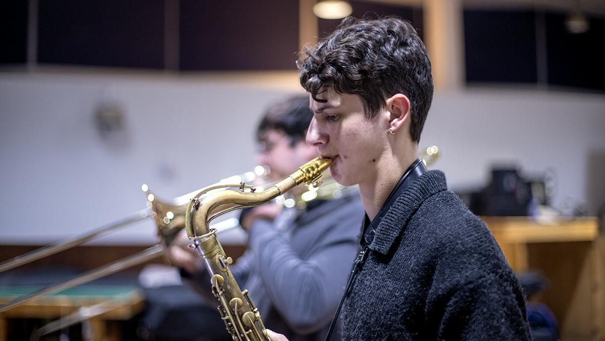 Students swing with evening jazz sessions