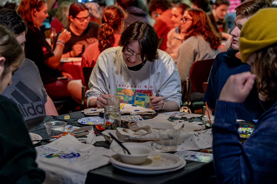 First-year student Jackie Kofron enjoys painting tote bags and playing bingo with her peers at Fall Festival, hosted by IC After Dark. At the event, students bond and savor fall flavors with apple crisp, donuts and apple cider.