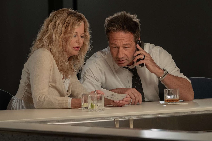 Willa (Meg Ryan) and Bill (David Duchovny) reconnect in an airport during a snow storm, leaving them unable to continue their travels.