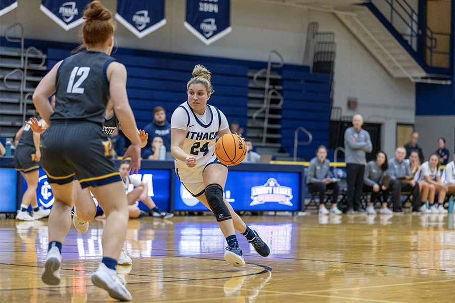 From+left%2C+Yellowjackets+senior+guard+Kat+Jenks+retreats+into+defensive+position+as+Bombers+first-year+guard+Tori+Drevna+drives+left+into+the+lane.