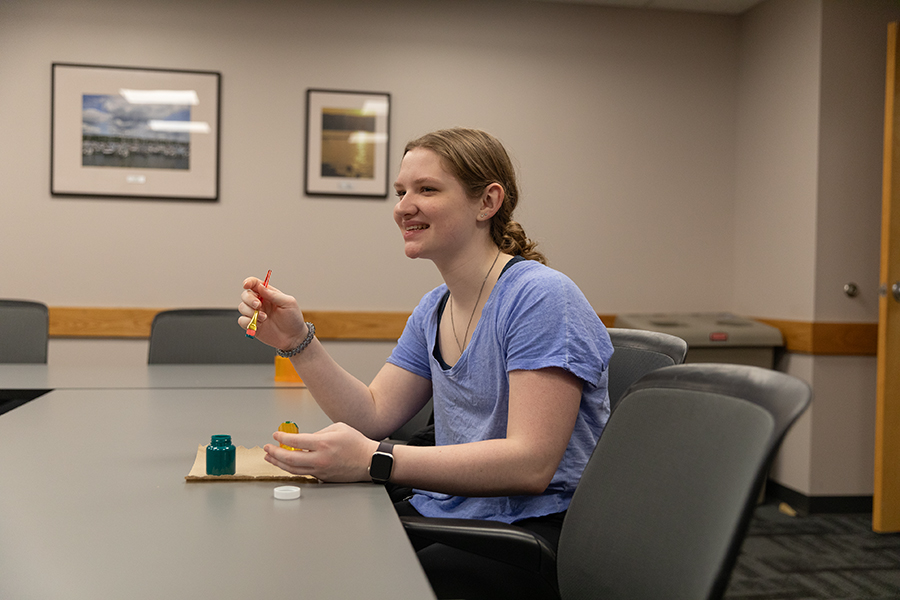 First-year Bianca Cunningham paints a pill bottle at an Active Minds event. Students painted unlabeled pill bottles and discussed medication at the Jan. 30 event. 