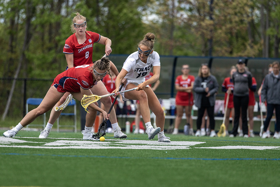 Bombers senior midfielder Caroline Wise fights for the ball in a draw with Hornets senior midfielder Ainsley Buckner. Wise would finish the game with nine draw controls, contributing to the Bombers 18–6 victory.
